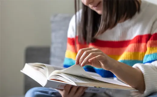 tonårstjej som läser en bok på ett HVB hem